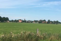 wiese-blick-aufs-dorf-scaled